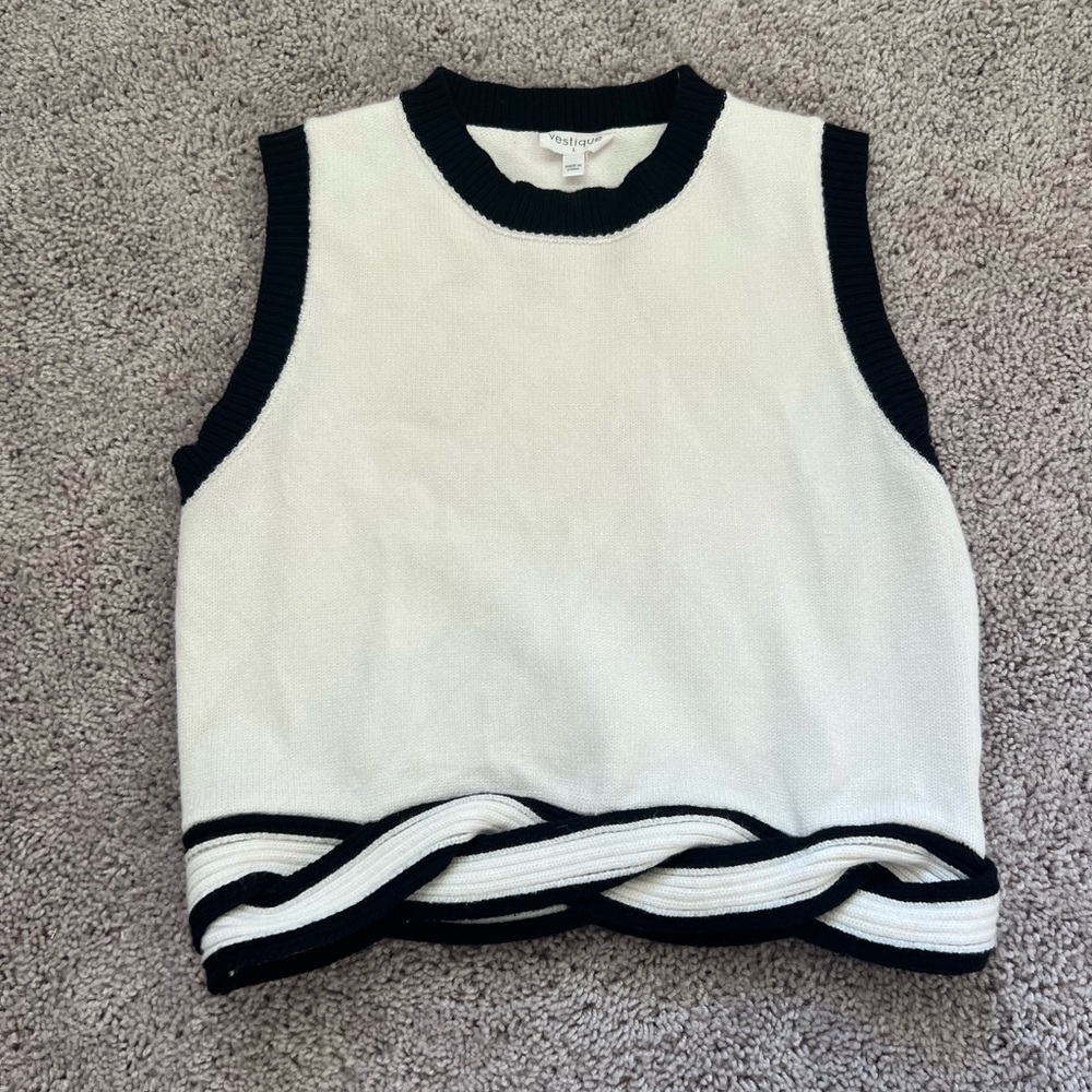 Vestique White and Black Sleeveless Knit Top